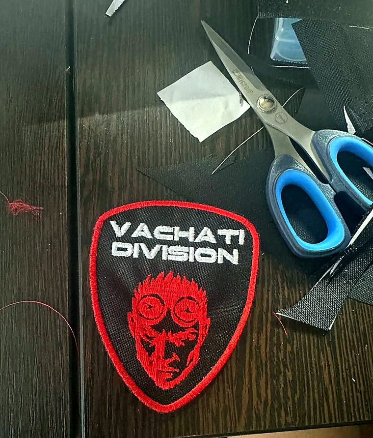Шеврон Vachati Division, вышитый красной и белой нитью по чёрной ткани
